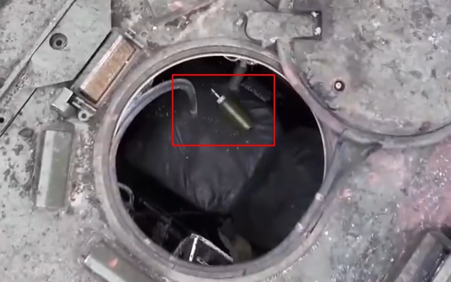 Khoảnh khắc xe thiết giáp Nga sơ hở, bị UAV Ukraine thả lựu đạn vào trong